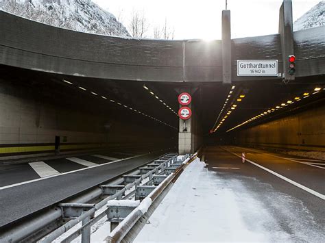 Ur Ignora Semafori Rossi Nella Galleria Del San Gottardo Swi