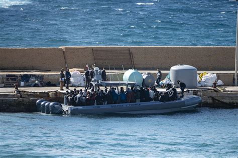 Migranti Arrivata In Albania La Nave Della Marina Con A Bordo