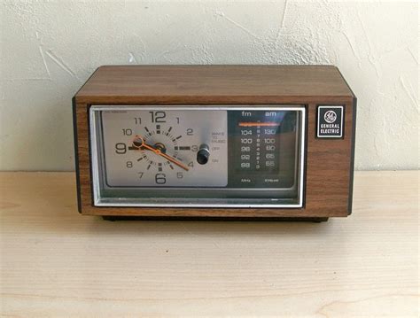 1970 S Ge Analog Am Fm Clock Radio Model 7 4550a With