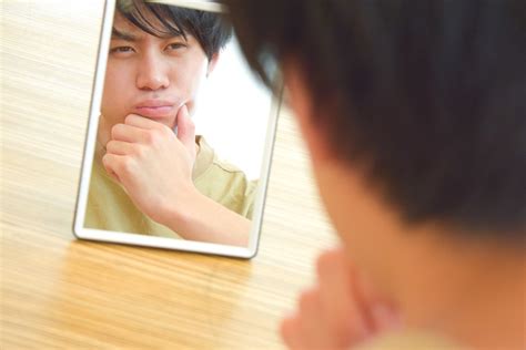 鼻毛の中に白髪まだ若いのになぜ！？その原因と対処法をご紹介 Menmaru（メンマル）