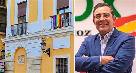 VOX pide al alcalde de Badajoz que retire la simbología LGTBI del