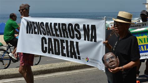 Fotos Com Máscaras E Cartazes Manifestantes Apoiam Julgamento Do