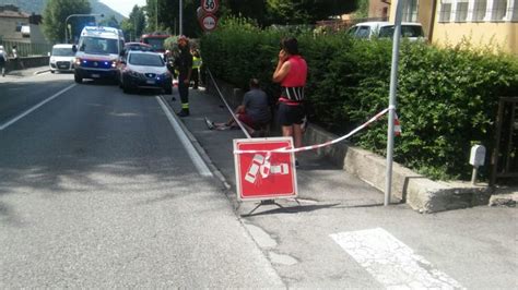 Tragedia A Ballabio Travolge Due Pedoni A Lato Della Strada Un Morto E