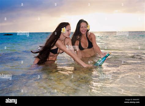 Mutter tochter bikini Fotos und Bildmaterial in hoher Auflösung Alamy