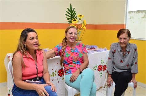 Prefeita e secretária de Assistência Social participam de encontro