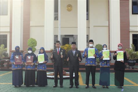 PENYERAHAN PENGHARGAAN SATYA LENCANA KARYA KEPADA PEGAWAI PA MUNGKID