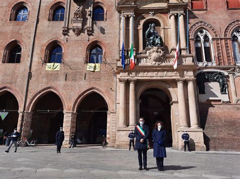 Marzo A Bologna Merola Ricorda Le Vittime Covid In Piazza Maggiore