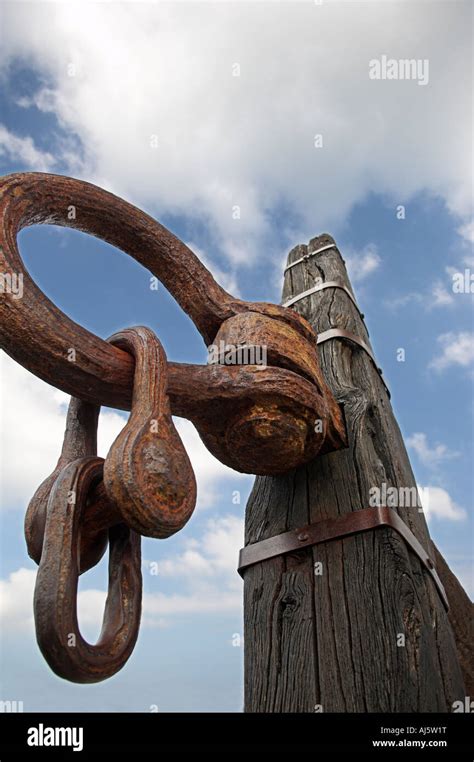 Shackle Hi Res Stock Photography And Images Alamy