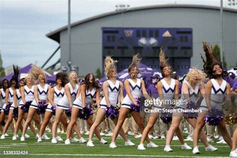 Washington Huskies Cheerleaders Photos and Premium High Res Pictures - Getty Images