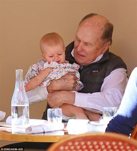 Robert Duvall 83 Anni Culla Un Bambino Tra Le Braccia A Pranzo Con La Moglie Luciana Pedraza