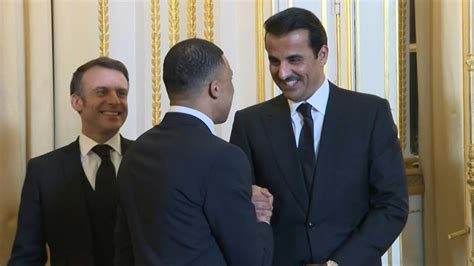 Mbappé à l Elysée avec le couple Macron et l émir Al Thani AFP