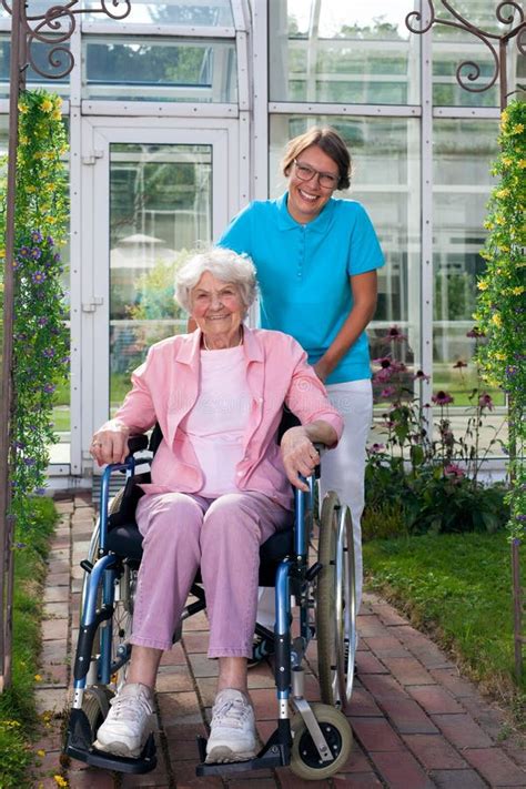 Glimlachende Gelukkige Bejaarde Dame In Een Rolstoel Stock Foto Image