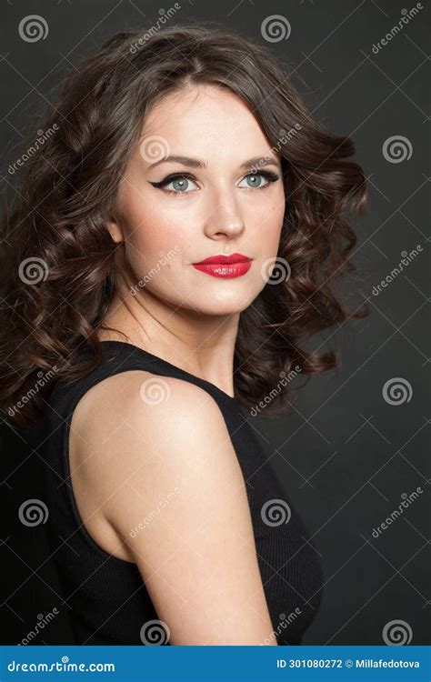 Una Jovencita Glamorosa Modelo De Brunette De Moda Mujer Con Cabello