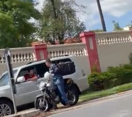 Vídeo Motociclista é perseguido e atropelado após discussão de