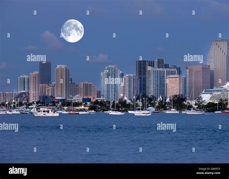 DOWNTOWN SKYLINE MIAMI FLORIDA USA Stock Photo - Alamy