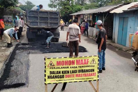 Warga Tegalgubug Cirebon Perbaiki Jalan Rusak Secara Swadaya Antara