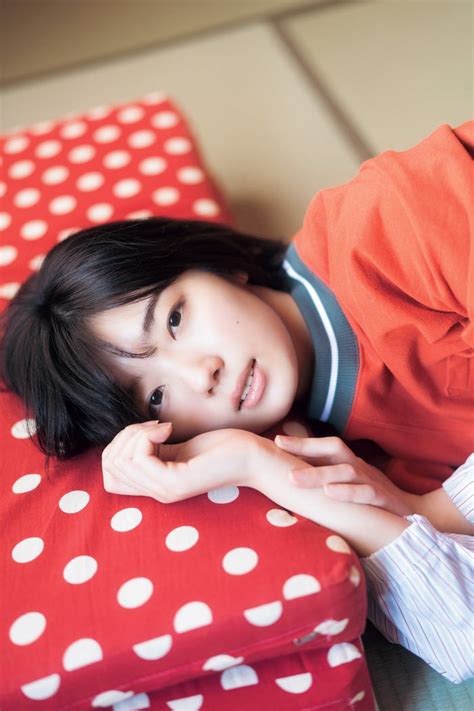 櫻坂46藤吉夏鈴、透明感あふれる姿で「少年マガジン」初ソロ表紙 モデルプレス