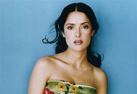 A sus 48 años Salma Hayek posa en topless para revista estadounidense