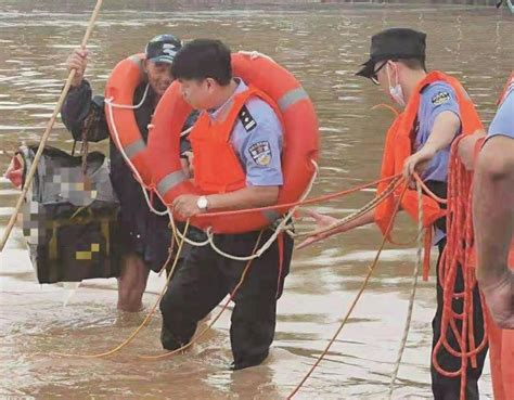 湖水突然上涨老人被困 民警结“人链”搭建救援通道 湖北文明网