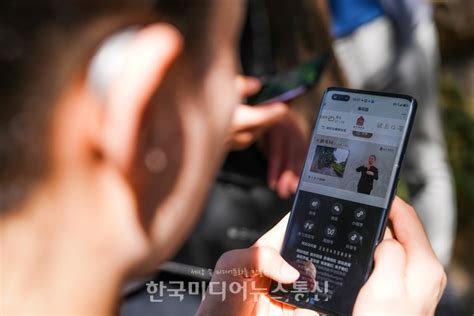 사진 수어 해설 영상 시청하는 中 청각장애인