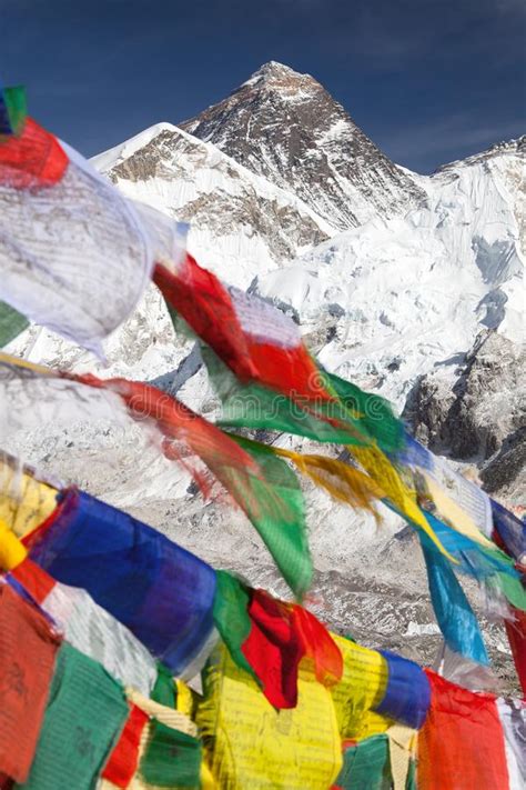 Vista Del Monte Everest Con Las Banderas Budistas Del Rezo Imagen De