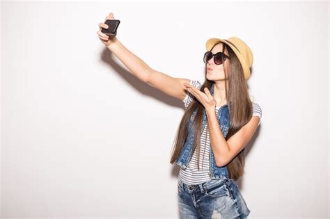 Belle Jeune Femme Au Chapeau De Paille Et Lunettes De Soleil Prenant