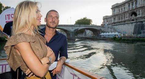 Totti E Ilary Blasi Prime Prove Di Pace La Conduttrice Riconsegna A