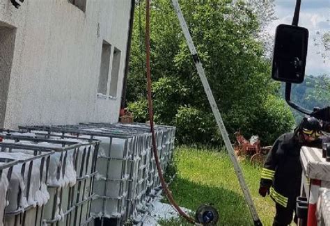 A Fuoco Pannelli Fotovoltaici Sopra Il Tetto Di Una Rimessa Agricola