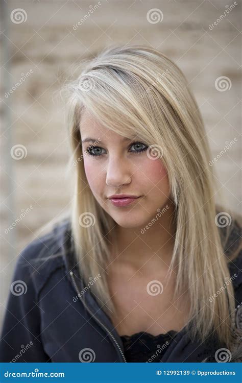 Attraktive Blonde Frau Im Hoodie Stockbild Bild von vorgewählt haar