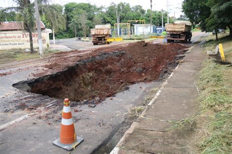 Obras Prosseguem Em Cratera Causada Por Rompimento De Tubula O No