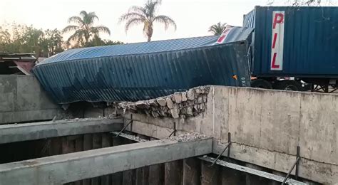 Volcadura de tráiler provocó colapso de López Mateos y Periférico