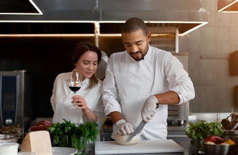 Bonito jovem chef africano está cozinhando junto a namorada