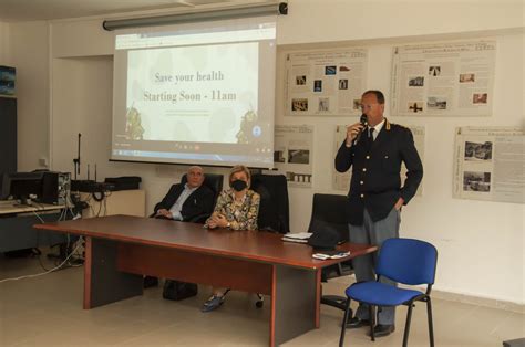 Contrasto All Uso Di Droga La Polizia Tiene La Conferenza Nella Scuola