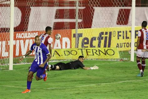 Defesa volta a sofrer nas últimas rodadas e gols bobos preocupam