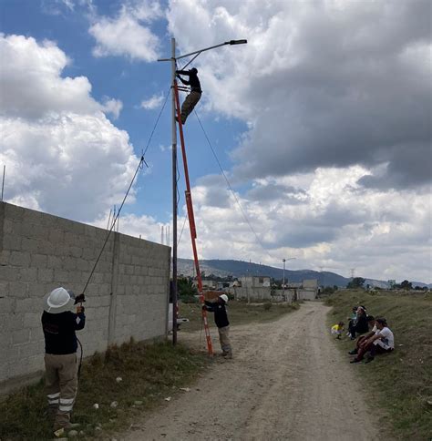 Nuevos postes metálicos y reflectores Amozoc Cuna de Artesanos