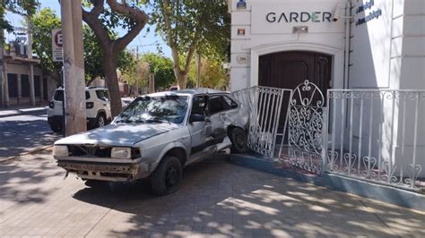 Fuerte choque en una transitada esquina terminó con un auto en la