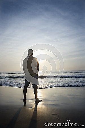 Homem Sozinho Na Praia Fotos De Stock Imagem