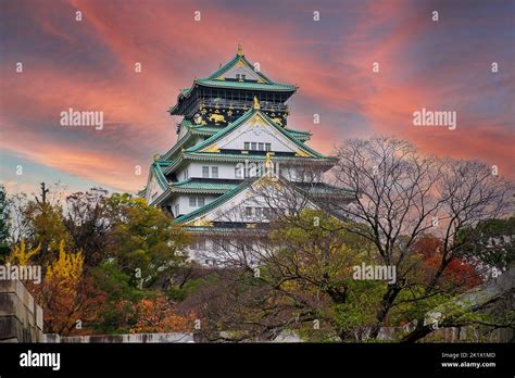 El castillo de Osaka en la temporada de follaje otoñal es un famoso