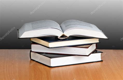 Открытая книга на столе #9675872 - Ларасток
