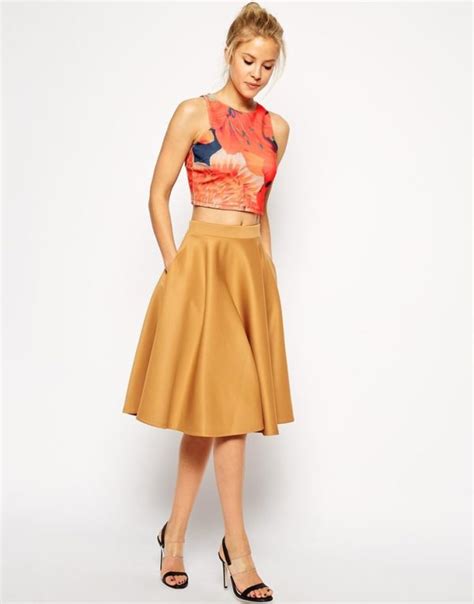 Crop top y falda de moda para este verano 2018 - ModaEllas.com