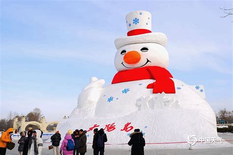 萌趣！哈尔滨超级大雪人可爱呆萌 引游人争相打卡 图片频道