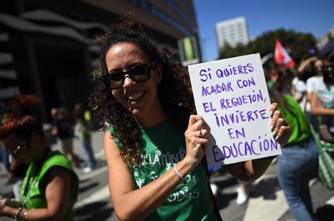 Miles De Docentes Protestan En Andalucía Durante La Huelga Y Piden Aumento De Plantillas