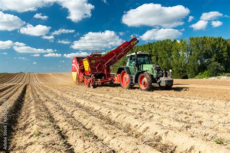 Foto De Arrachage De Pomme De Terre Tracteur Fendt Et Arracheuse