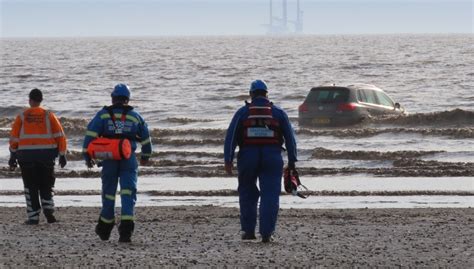 PHOTOS: Car lost to incoming tide on Brean beach after getting stranded