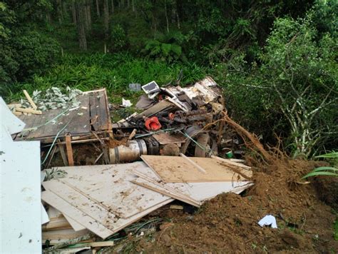 Motorista Fica Preso S Ferragens Ap S Caminh O Cair Em Ribanceira Em Sc