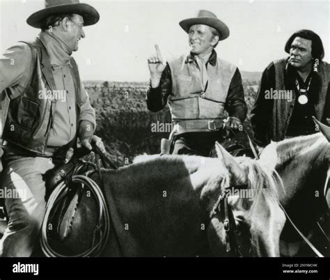 Los actores estadounidenses John Wayne y Kirk Douglas en la película