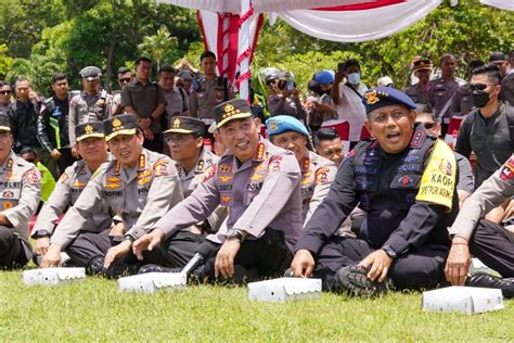 Saat Kapolri Lesehan Bareng Anggota Makan Nasi Kotak Saat Apel KTT G20