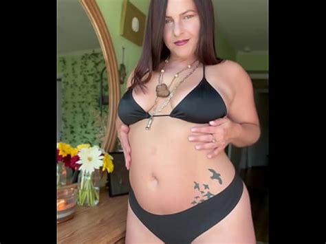 Chica curvilínea con flores de cachemira se burla en bikini negro XVIDEOS