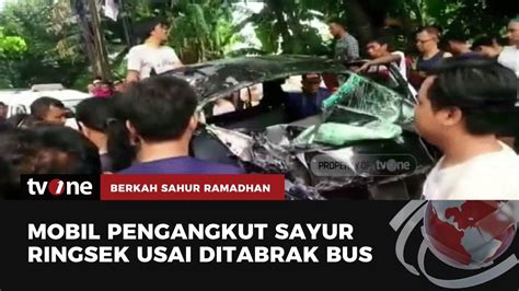 Bus Tabrak Mobil Muatan Sayur Proses Evakuasi Sopir Berjalan Dramatis