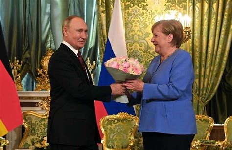 En Visite Dadieu à Moscou Merkel Réclame La Libération De Navalny